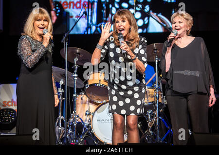 Lena Valaitis ('Johnny Blue"), Ireen Sheer ('Goodbye Mama') und Peggy March (ich will ihn Folgen") sind bei Schlager show Schlagerlegenden, mit Schlager Stars der 60er und 70er Jahren, Ireen Sheer, Peggy März, Lena Valaitis, Graham Bonney, Michael Holm und Orchester Otti Bauer. An der Stadthalle Wetzlar, Wetzlar, Deutschland, 27.Okt, 2019. Credit: Christian Lademann Stockfoto