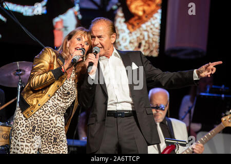 Deutsch-britische Sängerin Ireen Sheer (Hit 'Goodbye Mama') und deutsche Sänger Michael Holm ('Mendocino hit' als Deutsche Adaption) sind bei Schlager show Schlagerlegenden, mit Schlager Stars der 60er und 70er Jahren, Ireen Sheer, Peggy März, Lena Valaitis, Graham Bonney, Michael Holm und Orchester Otti Bauer. An der Stadthalle Wetzlar, Wetzlar, Deutschland, 27.Okt, 2019. Credit: Christian Lademann Stockfoto