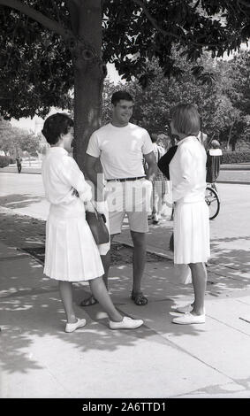 1964, historische, neue Universitätsstudenten sprechen außerhalb des Campus der University of Southern California (USC), Los Angeles, Kalifornien, USA. Stockfoto