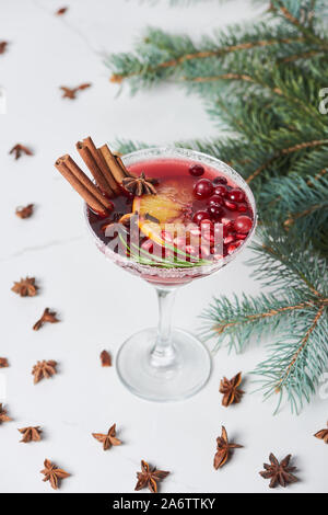 Selektiver Fokus von Weihnachten Cocktail mit Orangen-, Granatapfel- und Zimt Stockfoto