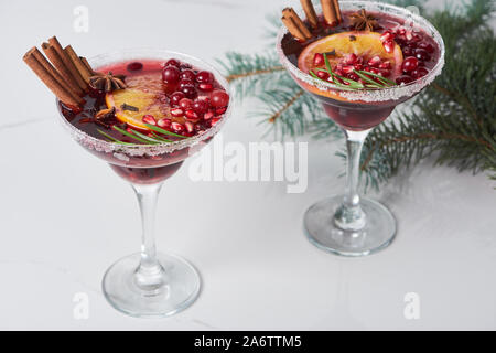 Weihnachten Cocktails mit Orange, Granatapfel und Zimt Stockfoto