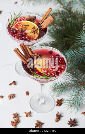 Selektiver Fokus von Weihnachten Cocktails mit Orange, Granatapfel und Zimt Stockfoto