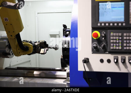 CNC-Bearbeitungszentrum mit kollaborative Roboter für die Automatisierung von den Lade- und Entladebetrieb. Selektive konzentrieren. Stockfoto