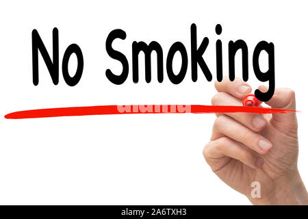 Männliche hand unterstreichen die Worte Rauchen mit rotem Filzstift. Stockfoto