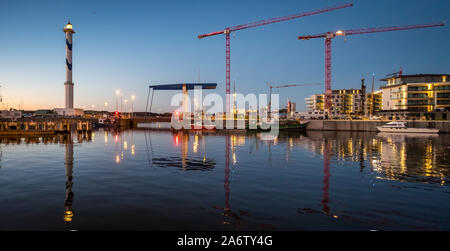 Der alte Leuchtturm von Ostende als "Lange Nelle' in der Nacht bekannt, in einem kommerziellen Dock wider Stockfoto