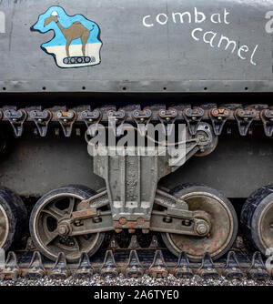 Detail der Räder und die Spur eines Sherman Panzer mit Dekoration und Text. Stockfoto
