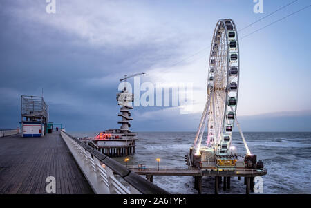 Beliebte Riesenrad auf dem Pier von Scheveningen, Den Haag. Stockfoto