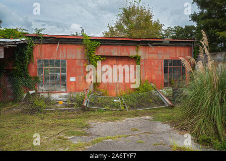 Verfallenes Gebäude in einer kleinen Stadt im Norden von Florida. Stockfoto