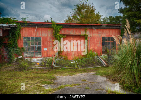 Verfallenes Gebäude in einer kleinen Stadt im Norden von Florida. Stockfoto