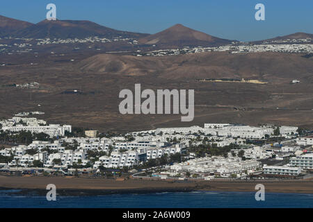 Blick auf die Stadt und einige Vulkane auf Lanzarote, Spanien. Stockfoto