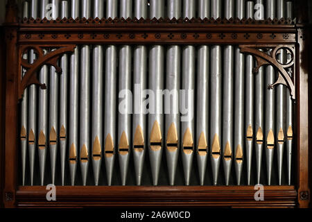 Alte silber lackiert Kirche Orgel in St. Johns Kirche, Stamford, Lincolnshire, England, Großbritannien Stockfoto