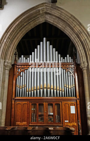 Alte silber lackiert Kirche Orgel in St. Johns Kirche, Stamford, Lincolnshire, England, Großbritannien Stockfoto