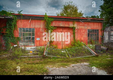 Verfallenes Gebäude in einer kleinen Stadt im Norden von Florida. Stockfoto