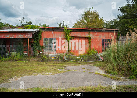 Verfallenes Gebäude in einer kleinen Stadt im Norden von Florida. Stockfoto