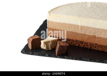 Köstliche Kuchen mit drei verschiedenen Arten von Schokolade auf Platte von Schiefer. Auf weissem Hintergrund. Stockfoto