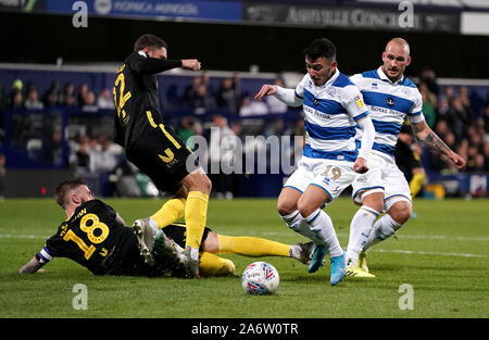 Queens Park Rangers' Ilias Lehrstuhl Schlachten für die Kugel mit der brentford Pontus Jansson (links) und Henrik Dalsgaard während der Sky Bet Meisterschaft Gleiches an der Loftus Road, London. Stockfoto