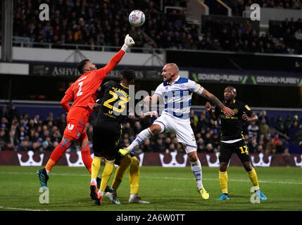 Brentford Torwart David Raya Martin Stanzen aus Queens Park Rangers 'Toni Leistner während der Sky Bet Meisterschaft Gleiches an der Loftus Road, London. Stockfoto