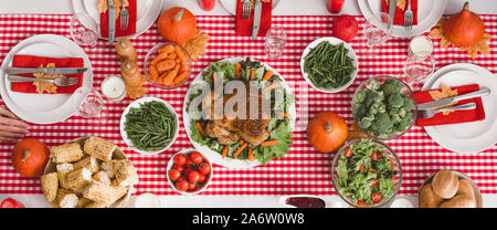 Panorama-aufnahme der Tabelle mit Salat, Gläser, Kerzen, Gemüse, Pfeffer Mühle, Mais, Salz Mühle und Kürbisse in Thanksgiving Day Stockfoto