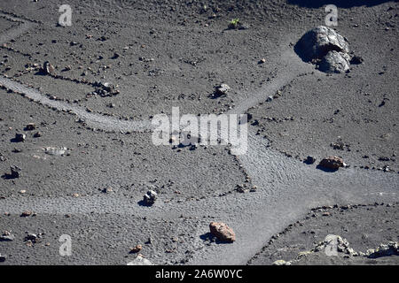 Wanderwege in der Vulkan El Cuervo auf Lanzarote, einer der wenigen Vulkane, wo es erlaubt ist zu gehen. Stockfoto