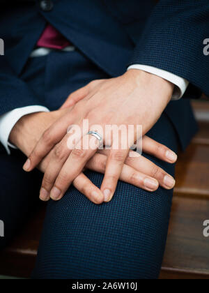 20-29 jahre Bangladeshi männliche Hände mit Hochzeit Ring überquert nach der Hochzeit, trägt Anzug und Hemd. Stockfoto
