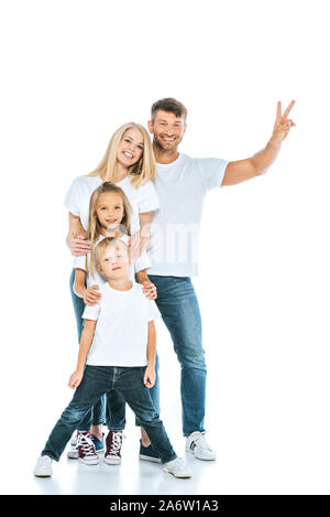 Glückliche Menschen, die Frieden Zeichen in der Nähe von Frau und Kinder auf Weiß Stockfoto