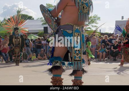 Mexica Yolotl, ein Minneapolis-basierte traditionelle Aztekische Tanzgruppe, die feiert pre-Hispanic Heritage durchführen bei der Minnesota State Fair. Stockfoto