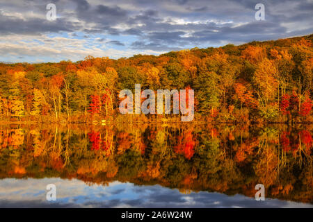 See Skannatati Harriman SP-Blick auf die prächtigen Farben der Herbst Laub und Reflexionen auf dem ruhigen Wasser bei Harriman State Park in New York. Harriman State Park ist der zweitgrößte Nationalpark in New York State. Stockfoto