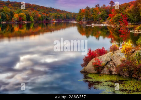 Harriman State Park im Herbst - Blick auf die herrlichen Farben des Herbstes Laub und Reflexionen auf dem ruhigen Wasser bei Harriman State Park in New York. Stockfoto