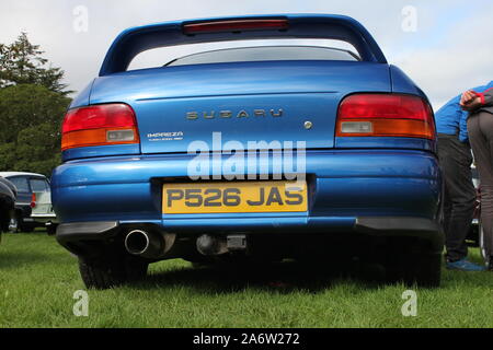 Sicht nach hinten Blau 2000 Subaru Impreza Auto an Kilbroney Vintage Show 2019 gesehen Stockfoto