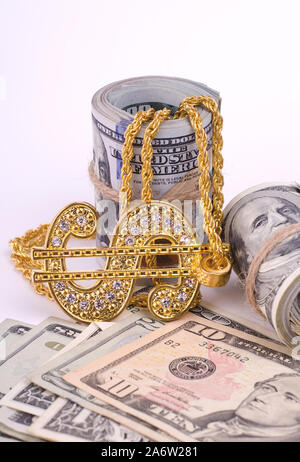 Gold Dollar Zeichen Kette auf einem United States Dollar Banknoten. Finanzielle Geschäft Hintergrund. Stockfoto