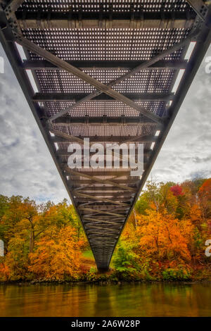 Popolopen Fußgängerbrücke - unter Blick auf die popolopen Fußgängerbrücke, den Hudson, und Bear Mountain State Park im Herbst. Stockfoto