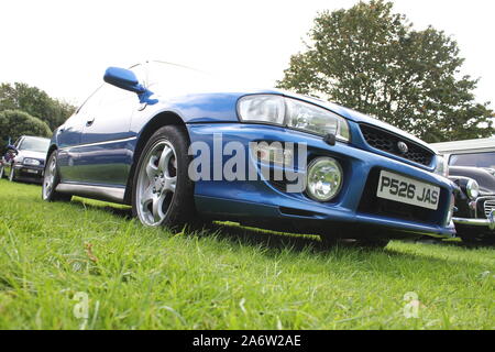 Niedrige Vorderansicht eines blauen 2000 Subaru Impreza Auto an Kilbroney Vintage Show 2019 gesehen Stockfoto