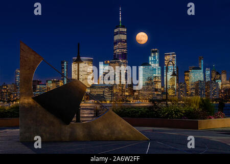 NYC Skyline Harvest Moon - Die Harvest Moon steigt am Freitag, dem 13. Neben dem One World Trade Center, der Freedom Tower in Manhattan geprägt. Stockfoto