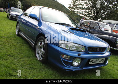 Vorderansicht eines blauen 2000 Subaru Impreza Auto an Kilbroney Vintage Show 2019 gesehen Stockfoto