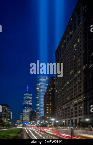 Ein NYC Tribute in Light - Blick auf den Verkehr zu und von One World Trade Center, der gemeinhin als der Freedom Tower bekannt und mit Beleuchtung beamimg hoch in Stockfoto