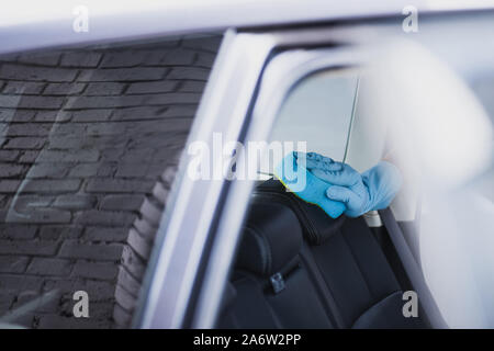 Teilweise mit Blick auf die Auto Reiniger in gummihandschuh Reinigung Auto mit Schwamm gesetzt Stockfoto