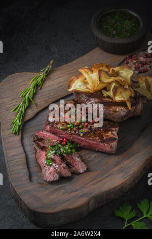 In Scheiben geschnitten Filet Rindfleisch Steak auf Holzbrett Stockfoto