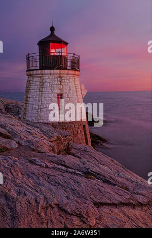 Castle Hill Lighthouse-Ansicht während der Blauen Stunde der Dämmerung auf dem Burgberg Licht auf der Narragansett Bay in Newport, Rhode Island, am Ende der Seine Stockfoto