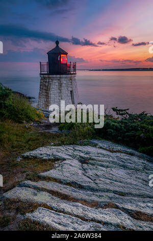 Castle Hill Licht-Blick bei Sonnenuntergang auf dem Burgberg Leuchtturm auf der Narragansett Bay in Newport, Rhode Island, am Ende der historischen Ocean Drive. Stockfoto