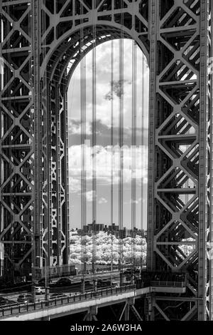 Washington Bridge GWB - Ein infared schwarz-weiß Bild von der George Washington Brücke während des Sommers mit puffy Clouds. Dieses Bild ist verfügbar Stockfoto