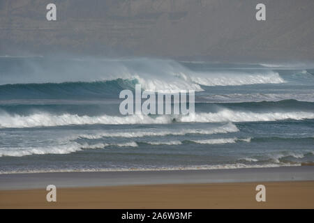 Hohe Wellen am Strand von Famara während der CALIMA Wind weht, Lanzarote, Spanien. Stockfoto