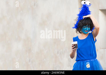 Murcia, Spanien, 25. April 2019: eine Frau verkleidet als Schlumpf ein Bier trinken marschieren auf den jährlichen Parade Festival, Party, Feier. Platz kopieren Stockfoto