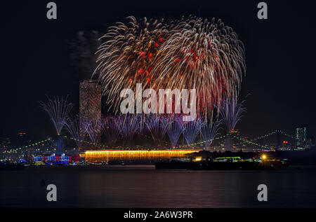 BMW NYC begrüßt Amerika - Viertel von Juli, Tag der Unabhängigkeit, die einige der berühmten Brücken in New York City. Stockfoto