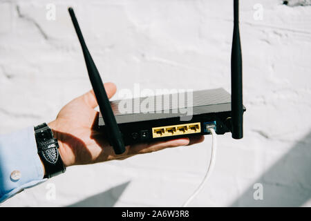 Teilweise mit Blick auf die Unternehmer holding Schwarz angeschlossen Router Stockfoto