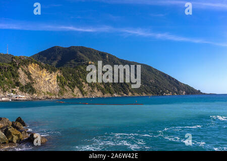 Portofino Naturpark als von der Küstenstadt Camogli entlang der italienischen Riviera, Ligurien, Italien gesehen Stockfoto