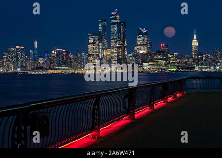 NYC Skyline Super Mond Stockfoto