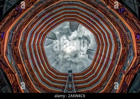 Suchen UpAt der Hudson Yards Schiff NYC Stockfoto