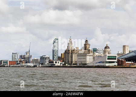 Liverpool, Großbritannien, aus den Fluss Mersey mit dem Museum von Liverpool und die Drei Grazien Gebäude. Stockfoto
