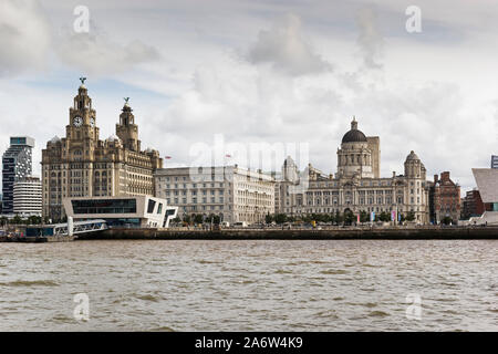 Liverpool Kai aus den Fluss Mersey mit den Drei Grazien Stockfoto