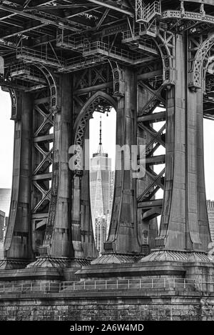 Manhattan Bridge Frames das WTC NYC Stockfoto